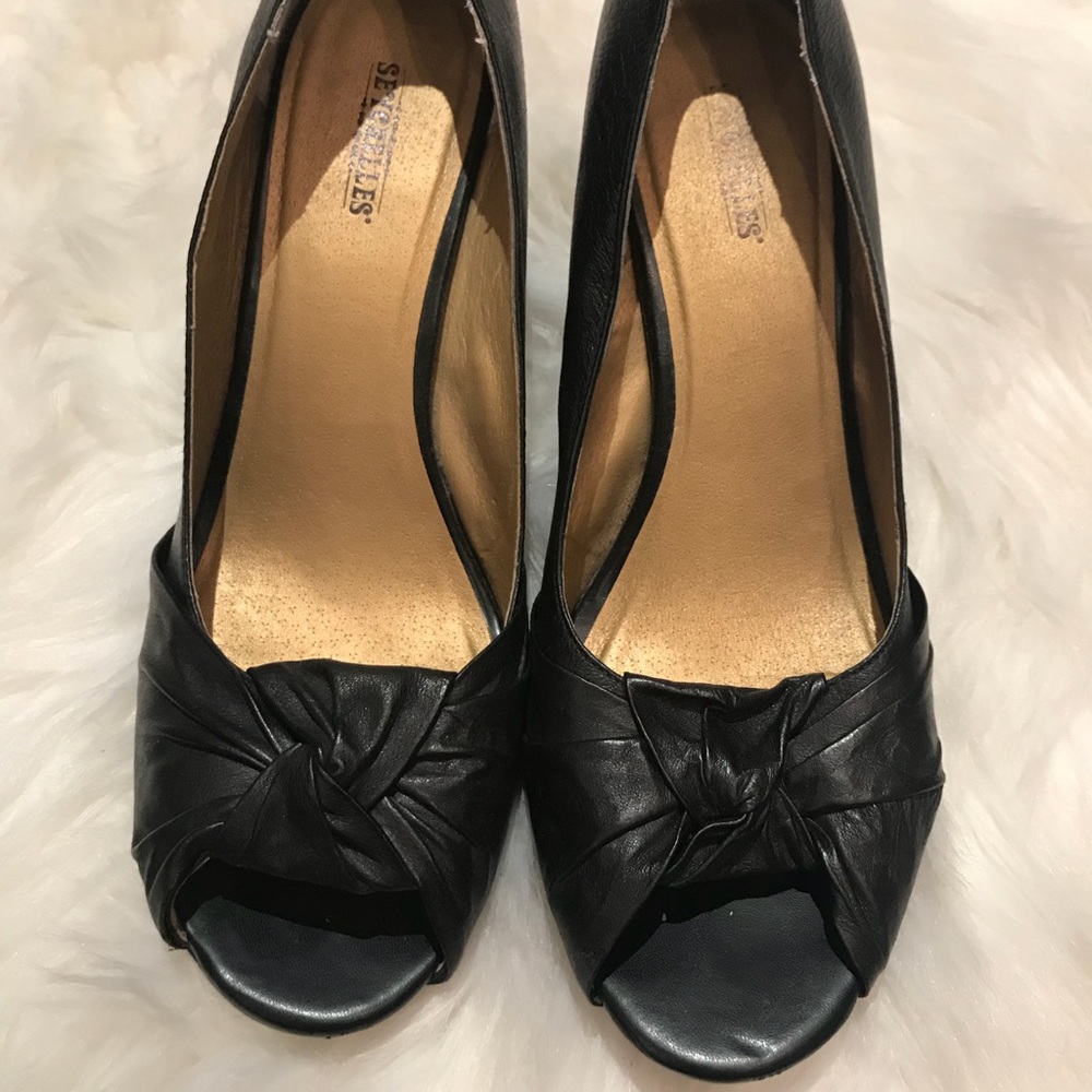Seychelles black leather wedge heel bow toe